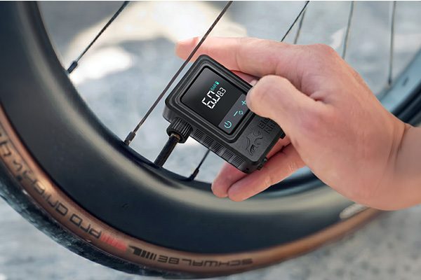 Mini elektrische fietspomp AeroBoost TM-2 - Black 